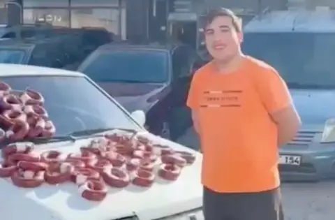 Otomobilini 100 kilo sucukla takas etti: Eskişehir’deki alışveriş herkesi şaşırttı!