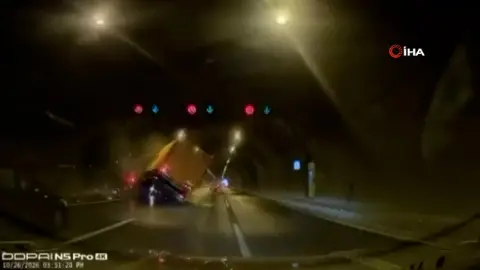 İzmir'de kayganlaşan yolda tır kontrolden çıktı: Devrilmekten son anda kurtuldu