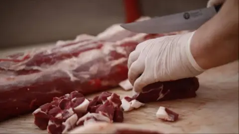 Domuzdan sucuk yapıp sattılar! Bakanlık skandal markayı açıkladı
