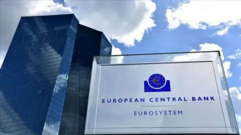 Gelişmesi! Avrupa Merkez Bankası (ECB), 3 temel politika faizini piyasa beklentileri doğrultusunda sabit tuttu