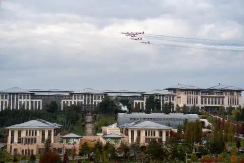 Türk Yıldızları'ndan Ankara semalarında görkemli uçuş
