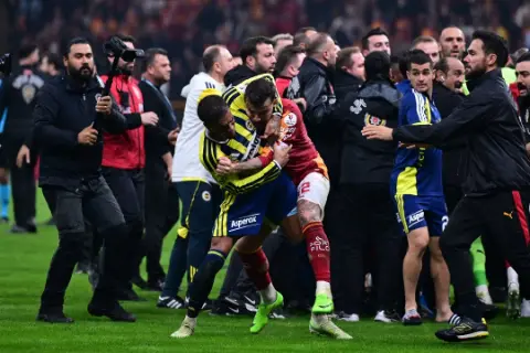 Galatasaray-Fenerbahçe derbisinin cezaları açıklandı