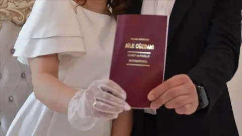 Adım adım borçsuz evlilik rehberi! İşte gençlere altın değerinde püf noktalar: Faizsiz krediden çeyize yardımına