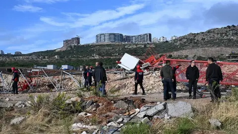 Antalya Kepez’de hortum dehşeti: Derbi maçını izleyen 4 işçi hayatını kaybetti!