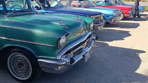 Klasik Otomobil Tutkunları Beyşehir'de Nostalji Rüzgarı Estirdi