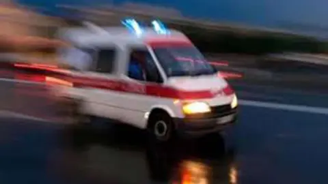 İstanbul'da Tır Dehşeti: Karşı Şeritteki 2 Araca Çarpıp 5 Metreden Aşağı Düştü! Yaralılar Var