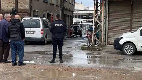 İnşaat yanında zemin çöktü doğalgaz ve su borusu patladı