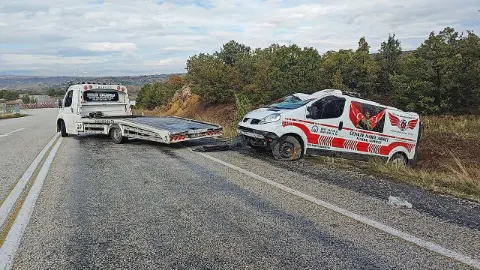 Isparta’da özel cenaze nakil aracı şarampole devrildi: 1 yaralı