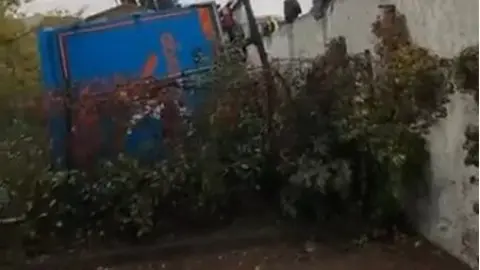 İstanbul'da Tır Dehşeti: Karşı Şeritteki 2 Araca Çarpıp 5 Metreden Aşağı Düştü! Yaralılar Var