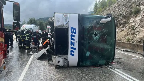 Yolcu otobüsü devrildi: 1 ölü, 7 yaralı
