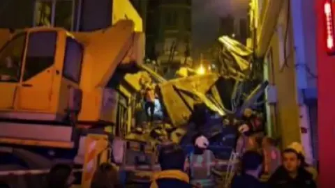 Beyoğlu’nda 5 Katlı Metruk Bina Çöktü! Bitişik Bina Tahliye Ediliyor