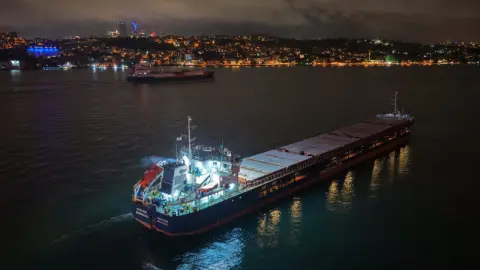 İstanbul Boğazı'nda arıza yapan gemi nedeniyle trafik çift yönlü askıya alındı