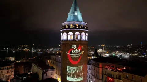 Galata Kulesi, Cumhuriyet’in 103’üncü yıl dönümünde Atatürk’ün fotoğraflarıyla aydınlandı