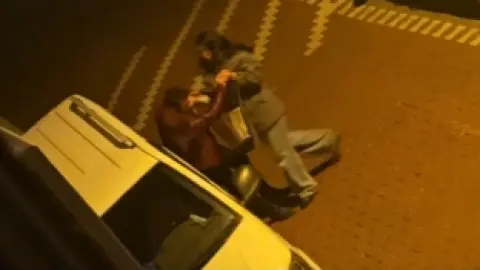 Esenyurt’ta bir kadın sokak ortasında bir erkeği darbetti