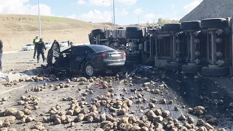 Feci kaza! Otomobil TIR ile çarpıştı: 4 ölü