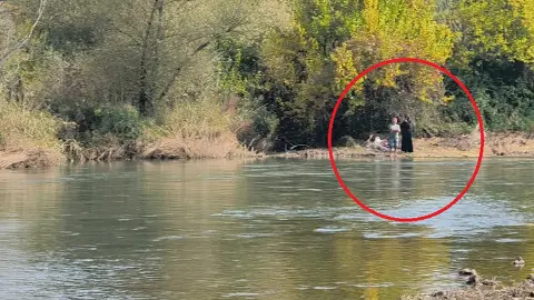 Piknik yaparken nehir taştı: Mahsur kalan 2 kişiyi itfaiye botla çıkardı