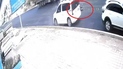 Park halindeki araçtan iniyordu: Otomobilin çocuğa çarptığı anlar kamerada