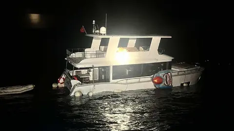 Ayvacık açıklarında tehlikeli anlar: Su alan teknedeki 2 kişi kurtarıldı