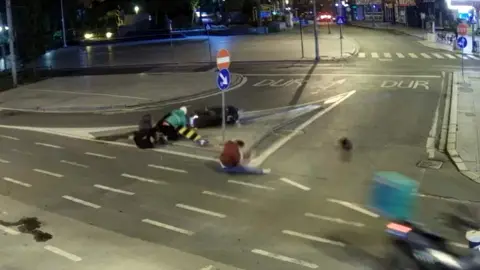 Yola aniden çıkan motosiklet kazaya neden oldu: 3 kişi asfalta savruldu