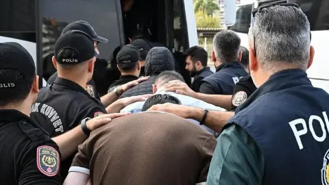 Milyarlarca liralık şüpheli işlem tespit edildi! Bakan Gürlek duyurdu: 23 şirkete kayyum atandı, çok sayıda gözaltı var