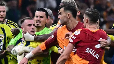 Fenerbahçe'den derbideki olaylarla ilgili TFF'ye çağrı:'Bu davranışlar cezasız kalmamalıdır!