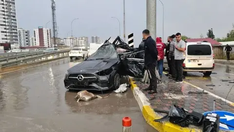 Yön tabelasının direğine çarpan otomobilin sürücüsü hayatını kaybetti