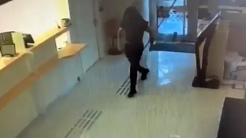 Bankanın camını kaldırım taşıyla kırdı, didik didik aradı ama eli boş kaldı
