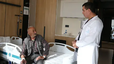 5 yıldır su bile içemeyen hasta kesisiz ameliyatla et yedi… Doktorların operasyonu hayatını değiştirdi