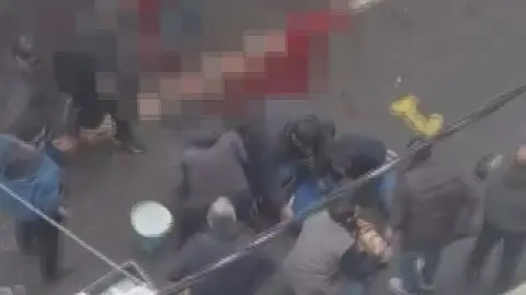 Pazar yerinde'tezgah' kavgası kanlı bitti: Biri çocuk 6 kişi bıçaklandı