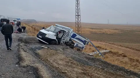 Hakkari-Van kara yolunda 3 araç birbirine girdi: 12 yaralı