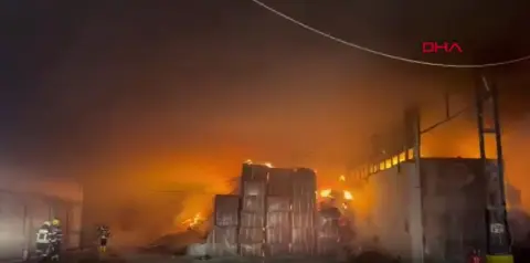 Mersin'de tütün dolu antrepoda yangın