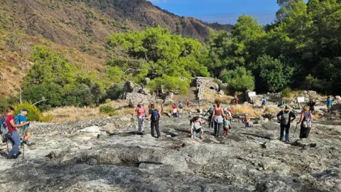 Antalya'da kayaların arasından yükseliyor! Turistler görmek için akın ediyor