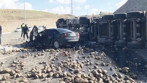 Feci kaza! Otomobil TIR ile çarpıştı: 4 ölü