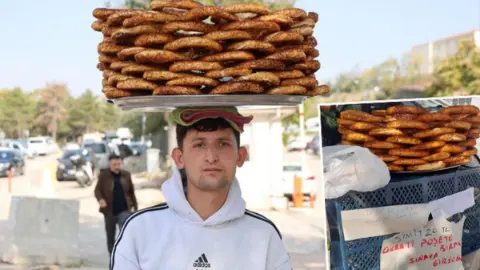 Tezgahını bırakacak kimse bulamadı:'Simit 20 TL' yazıp, KPSS'ye girdi!'Elazığ halkını biliyorum
