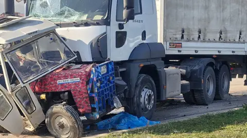 Askeri malzeme taşıyan TIR ile traktör çarpıştı: 2 ölü