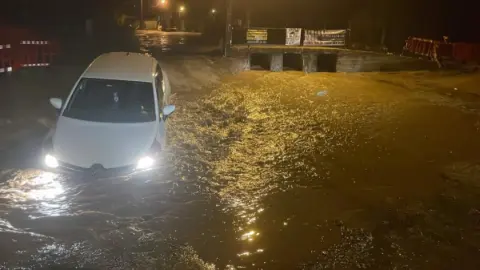 Yol çöktü, araç içine düştü!