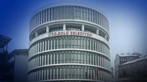 Bolu Belediyesi'ne operasyon: Gözaltına alınan 4 zanlı adliyede