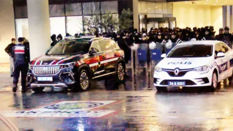 Bakırköy Belediyesi’ne operasyon... 5’i başkan yardımcısı 56 gözaltı