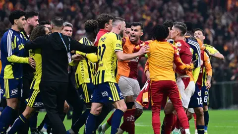 Bir kez daha tüm dünyaya rezil olduk! Derbide vahşi batı sahneleri