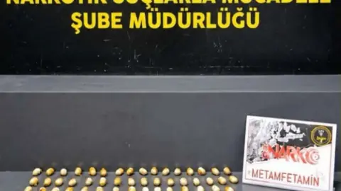 Havalimanında şüpheli yolcunun midesinden 322 gram metamfetamin çıktı