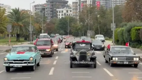 Kadıköy'de klasik otomobillerle 29 Ekim Cumhuriyet Bayramı korteji