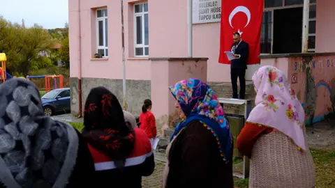 Bir öğretmen, bir öğrenci ve koca bir Cumhuriyet: Köy okulundaki tören duygulandırdı