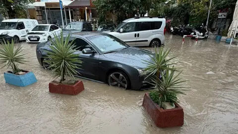 Çeşme'de şiddetli yağış hayatı olumsuz etkiledi