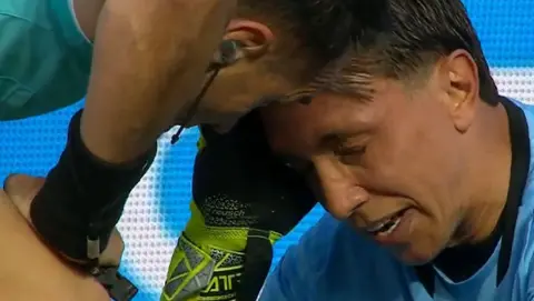 Muslera Deplasmanda Korkuttu: Sahada Fenalaştı Ama Maçı Tamamladı