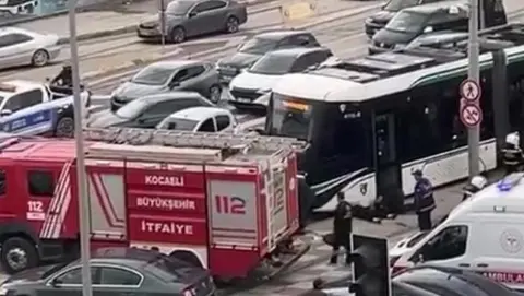 Tramvay yayalara çarptı! 1 ölü, 1 yaralı var