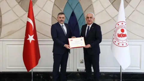 Bakan Çiftçi, SYDV performansında öne çıkan 17 mülki idare amirine belge verdi