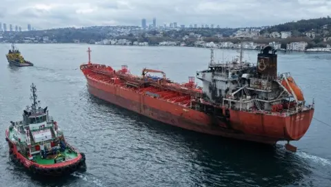 Karadeniz’de dron saldırısına uğrayan tankerin geçişi nedeniyle İstanbul Boğazı trafiğe kapandı