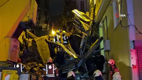 Beyoğlu’nda 5 Katlı Metruk Bina Çöktü! Bitişik Bina Tahliye Ediliyor