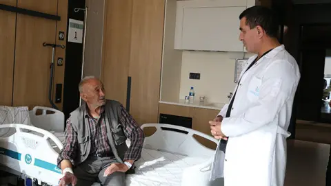 5 yıldır su bile içemeyen hasta kesisiz ameliyatla et yedi… Doktorların operasyonu hayatını değiştirdi