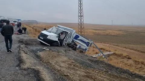 Hakkari-Van kara yolunda 3 araç birbirine girdi: 12 yaralı